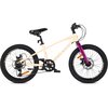 Kremowo-fioletowy rower dziecięcy z 20-calowymi kołami, posiada czarną kierownicę i siodełko. Na ramie widoczny jest napis "TATRA BIKES", a na oponach napis "BLACK MOUNTAIN".