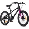 Czarno-fioletowy rower dziecięcy z 20-calowymi kołami, posiada ramę z napisem "TATRA BIKES" oraz pomarańczowe odblaski na kołach. Rower wyposażony jest w hamulce tarczowe i czarne siodełko.