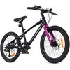 Czarno-fioletowy rower dziecięcy z 20-calowymi kołami, posiada ramę z napisem "TATRA BIKES" oraz pomarańczowe odblaski na kołach. Rower wyposażony jest w hamulce tarczowe i czarne siodełko.