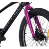 Czarno-fioletowy rower dziecięcy z widocznym napisem "TATRA BIKES" na ramie oraz tarczą hamulcową na przednim kole. Opona ma wyraźny bieżnik, a widelec jest w kolorze fioletowym.