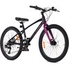 Czarno-fioletowy rower młodzieżowy z 24-calowymi kołami, posiadający napis "TATRA BIKES" na ramie. Rower wyposażony jest w hamulce tarczowe i przerzutki, a na oponach widnieje napis "BLACK MOUNTAIN".