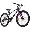 Czarno-fioletowy rower młodzieżowy z 24-calowymi kołami, posiada ramę z napisem "TATRA BIKES" oraz widoczne elementy takie jak pedały, kierownica i hamulce tarczowe. Na oponach widnieje napis "BLACK MOUNTAIN".