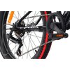 Na zdjęciu widoczny jest fragment roweru z czarno-czerwonymi oponami, łańcuchem oraz mechanizmem przerzutki z napisem "Shimano". Na ramie roweru znajduje się napis "6-Speed".
