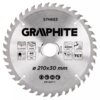 Na zdjęciu znajduje się tarcza do cięcia z oznaczeniami: "57H683", "GRAPHITE", "Plywood", "Wood", "2.0 mm", "1.2 mm", "40 TPI", "Max 6500 min⁻¹", "Rotation 15°", "TCT", "Ø 210x30 mm", "EN 847-1". Tarcza ma zęby rozmieszczone równomiernie na obwodzie.