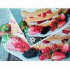 Na zdjęciu znajduje się ułożone puzzle przedstawiające tort z owocami, takimi jak truskawki, porzeczki i jeżyny, na białym talerzu. Widoczny jest symbol puzzla z napisem "1000" oraz wymiarami "67 cm x 48 cm".