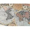 Na zdjęciu znajduje się ułożone puzzle przedstawiające starą mapę świata z widocznymi kontynentami i liniami siatki geograficznej. Puzzle składają się z wielu elementów, a na mapie widoczne są szczegółowe opisy i oznaczenia geograficzne.