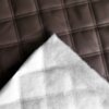 Brązowa tapicerka drzwiowa z widocznym wzorem w kratę, wykonana z materiału imitującego skórę, z białą, miękką podszewką. Produkt to "Tapicerka drzwiowa GOCKOWIAK Sonic 7 110 cm Jasnobrązowy".