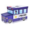 Pojemnik na zabawki w kształcie radiowozu, z nadrukiem przedstawiającym policyjny pojazd z napisem "POLICE" oraz rysunkiem policjanta w oknie. Na przodzie widoczne są reflektory, kratka chłodnicy i tablica rejestracyjna z napisem "P010".