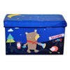 Pufa z motywem nocnego obozu, przedstawiająca misia z latarką i jeża na tle gwiaździstego nieba z księżycem. Na pufie widnieje napis "Scouts camp" oraz rysunki drzew i lampionu.
