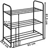 Czarna półka na buty z trzema poziomami, wykonana z metalowych rurek, z wymiarami: wysokość 61,5 cm, szerokość 63 cm, głębokość 28,5 cm. Odległość między półkami wynosi 6,5 cm, a wysokości poszczególnych poziomów to 6 cm, 27 cm i 48 cm.