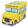 Żółta pufa w kształcie szkolnego autobusu z napisem "SCHOOL BUS" na przodzie i boku, z rysunkami okien, kół oraz tabliczką rejestracyjną z napisem "SCH.BUS". Na boku widoczny jest również znak "STOP" oraz rysunki postaci w oknach.