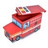 Czerwona pufa w kształcie wozu strażackiego z otwartym wiekiem, ozdobiona grafiką przedstawiającą strażaka w kabinie oraz napisem "FIRE & RESCUE" i oznaczeniem "FD 001" na dachu. Na przodzie widoczne są reflektory, kratka chłodnicy oraz tablica rejestracy