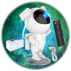 Biały projektor w kształcie astronauty stoi na podstawce przypominającej powierzchnię księżyca, obok znajduje się czarny pilot z przyciskami oraz biały kabel USB. W tle widoczna jest kolorowa, zielono-niebieska mgławica, a obok projektora znajduje się pud