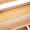 Zdjęcie przedstawia fragment drewnianego regału z widocznymi półkami o jasnym, naturalnym wykończeniu. Struktura drewna jest wyraźnie widoczna, podkreślając jego naturalne słoje i teksturę.