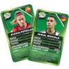 Dwie karty z gry karcianej "WINNING MOVES Top Trumps: World Football Star" przedstawiające zawodników z flagami Hiszpanii i Niemiec. Na kartach znajdują się imiona "Alexia Putellas" i "Jamal Musiala" oraz statystyki: mecze, bramki, trofea, rok urodzenia i
