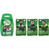 Zestaw kart do gry "Top Trumps: World Football Stars" w zielonym opakowaniu, z trzema kartami przedstawiającymi piłkarzy. Na kartach znajdują się statystyki: "Mecze", "Bramki", "Trofea", "Rok urodzenia" oraz "Ranking Top Trumps".
