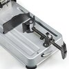 Zdjęcie przedstawia zbliżenie na element mechaniczny przecinarki, ukazujący szczegóły metalowych śrub i nakrętek. Widoczna jest również część sprężyny oraz metalowa powierzchnia urządzenia.