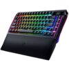 Klawiatura mechaniczna z podświetleniem RGB, z widocznymi klawiszami funkcyjnymi i numerycznymi, posiada podpórkę na nadgarstki z logo producenta. Klawisze są podświetlone w różnych kolorach, tworząc efekt tęczy.