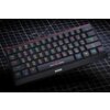 Czarna klawiatura mechaniczna z kolorowym podświetleniem klawiszy, na której widnieje napis "BORN FOR GAMING" oraz logo "MARVO". Klawiatura leży na ciemnym tle z białymi liniami i oznaczeniami kątów.