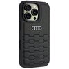 Czarne etui na telefon wykonane z syntetycznej skóry, z widocznym logo Audi w centralnej części. Powierzchnia etui ma wzór przypominający plastry miodu, a otwory na aparat są precyzyjnie wycięte.