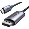 Na zdjęciu widoczny jest czarno-srebrny kabel z dwoma różnymi końcówkami: USB-C i DisplayPort. Na obu końcówkach znajduje się napis "UGREEN", a na większej końcówce dodatkowo widnieje oznaczenie "8K".