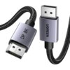 Na zdjęciu widoczny jest kabel z plecionym oplotem, zakończony dwoma wtykami DisplayPort. Na jednym z wtyków znajduje się napis "DP 8K", a na drugim "UGREEN".