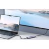 Na zdjęciu widać laptopa podłączonego do monitora za pomocą huba UGREEN CM511 5w1 USB Typu C, Pasywnego. Na ekranie laptopa i monitora wyświetlany jest ten sam obraz przedstawiający krajobraz z piaskowymi wydmami i skałami, a na monitorze widoczne jest logo "SONY".