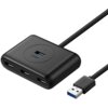 Czarny hub USB z czterema portami, z widocznym logo "UGREEN" na powierzchni urządzenia oraz na wtyczce kabla USB. Produkt ma kompaktowy, prostokątny kształt z zaokrąglonymi krawędziami.