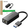 Na zdjęciu znajduje się czarny adapter USB do RJ-45 marki UGREEN z widocznym logo, obok którego znajduje się opakowanie z napisem "USB3.0 1000Mbps Gigabit Ethernet Network Adapter". Adapter ma niebieski wtyk USB i port Ethernet z oznaczeniami "ACT" i "LIN