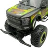 Zdalnie sterowany samochód terenowy z dużymi, bieżnikowanymi oponami i kolorowym nadwoziem z napisem "Raptor" oraz "4x4 Off Road". Na przodzie pojazdu widoczne są reflektory i grill z napisem.