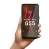 Na zdjęciu widoczny jest smartfon trzymany w dłoni, na ekranie którego znajduje się logo "3mk" oraz tekst "MOTOROLA MOTO G55". Tło ekranu ma abstrakcyjne, kolorowe wzory.