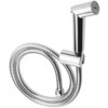 Chromowana słuchawka bidetowa z elastycznym wężem, o gładkiej, błyszczącej powierzchni. Produkt ma prosty, nowoczesny design i jest wykonany z metalu.