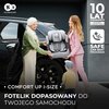 Fotelik samochodowy jest wielokolorowy, z czarnymi elementami i wzorami w kształcie kolorowych plam. Na foteliku widoczne są napisy: "melanie johnson" oraz logo "Kinderkraft".