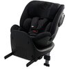 Czarny fotelik samochodowy KINDERKRAFT Xrider 2 I-size 40-150 cm (0-21 kg) z widocznymi pasami bezpieczeństwa i logo producenta na zagłówku. Fotelik posiada solidną podstawę z systemem mocowania ISOFIX.