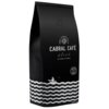 Czarna torebka z kawą ziarnistą, na której widnieje biały napis "CABRAL CAFÉ black" oraz informacje "80% Arabica 20% Robusta". Na opakowaniu znajduje się również grafika statku na falach oraz napis "Kawa Rzemieślnicza" i "Kawa 100% Brazylia", a w dolnym r