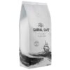 Na zdjęciu widoczna jest biała torebka kawy ziarnistej z nadrukiem "CABRAL CAFE Crema" oraz grafiką żaglowca. Na opakowaniu znajduje się tekst "80% Arabica 20% Robusta" oraz "Kawa 100% Brazylia", a w dolnym rogu napis "1000 g".
