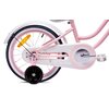 Na zdjęciu widoczny jest fragment różowego roweru dziecięcego z bocznym kółkiem pomocniczym. Na osłonie łańcucha znajduje się napis "I ♥ my bike".