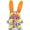 Kolorowa maskotka o wzorze przypominającym tie-dye, z dużymi pomarańczowymi uszami, okrągłymi oczami i różowym nosem oraz zębami. Maskotka ma wyraz twarzy z lekko przymkniętymi oczami i szeroko otwartymi ustami.