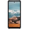 Smartfon z wyświetlaczem prezentującym krajobraz z piaszczystymi wydmami na pierwszym planie i ośnieżonymi górami w tle. Obudowa urządzenia jest w kolorze szarym.