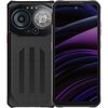 Na zdjęciu widoczny jest czarny smartfon z wyświetlaczem o przekątnej 6.6 cala, obok którego znajduje się jego tył z teksturowaną powierzchnią i trzema okrągłymi elementami, w tym jednym przypominającym tarczę zegara. Na ekranie smartfona widoczne są abst