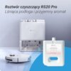 Na zdjęciu znajduje się biały robot sprzątający obok stacji dokującej z logo "EZVIZ" oraz pojemnik z etykietą "Hard Floor Cleaning Solution". W tle widoczny jest tekst: "Roztwór czyszczący RS20 Pro Lśniąca podłoga i przyjemny aromat".