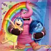 Na obrazku znajdują się trzy postacie z filmu animowanego, stojące na tle kolorowej tęczy i deszczu, otoczone cukierkami. W prawym dolnym rogu widnieje logo "Disney/Pixar".
