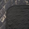 Zdjęcie przedstawia fragment narzuty z pikowanym wzorem w romby, w kolorze stalowo-złotym z widocznymi złotymi akcentami. Materiał ma połyskującą teksturę, a na zdjęciu widoczny jest również zaokrąglony róg narzuty.