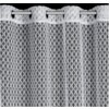 Biała firana o wymiarach 140 x 250 cm z ażurowym, geometrycznym wzorem, zawieszona na metalowych kółkach. Materiał ma regularny, symetryczny wzór przypominający siatkę złożoną z sześciokątów.