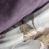 Zbliżenie na komplet pościeli z widocznymi dwoma materiałami: gładkim w kolorze fioletowym oraz wzorzystym z motywem roślinnym w odcieniach jasnokremowym i brązowym. Tkanina ma delikatny połysk i wyraźne detale wzoru.