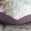 Zdjęcie przedstawia fragment kompletu pościeli z widocznym wzorem roślinnym w odcieniach jasnokremowym i niebieskim, z fioletowym tłem. Materiał ma delikatną teksturę, a wzór obejmuje liście i kwiaty.