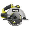 Na zdjęciu znajduje się pilarka tarczowa z widocznym logo "RYOBI ONE+ HP" na obudowie. Urządzenie ma ergonomiczny uchwyt i widoczny jest fragment tarczy tnącej z oznaczeniami technicznymi.