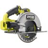 Na zdjęciu znajduje się pilarka tarczowa w kolorze żółto-czarnym z widocznym ostrzem i ergonomicznym uchwytem. Na obudowie narzędzia widnieje napis "ONE+ HP BRUSHLESS".