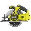 Na zdjęciu widać pilarkę tarczową z logo "RYOBI ONE+ HP" podczas cięcia drewnianej płyty, z której unoszą się drobinki pyłu. W tle znajduje się jasne pomieszczenie z oknem, przez które wpada naturalne światło.