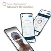 Na zdjęciu widoczne są trzy smartfony z aplikacją do pielęgnacji skóry. Na ekranach znajdują się różne interfejsy aplikacji, w tym kalendarz z rutyną pielęgnacyjną, zdjęcie osoby oraz kolorowe koło z sesjami pielęgnacyjnymi. W górnej części zdjęcia widnie